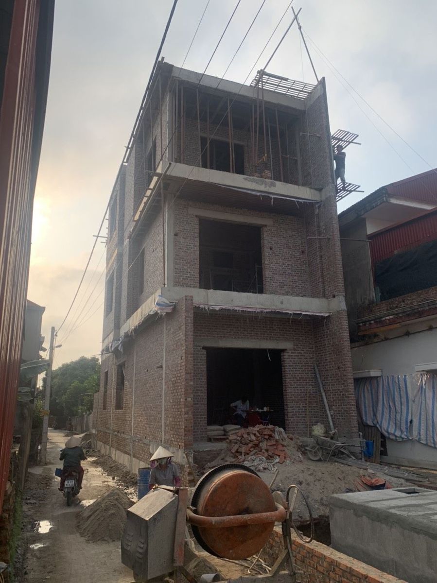 Công trình nhìn nghiêng, giàn giáo và lưới an toàn Công trường nhà phố anh Phan Anh nhìn nghiêng
