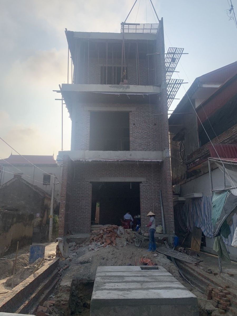 Công trường trong giai đoạn xây tường và hoàn thiện khung Công trường thi công phần thô nhà phố giai đoạn xây tường