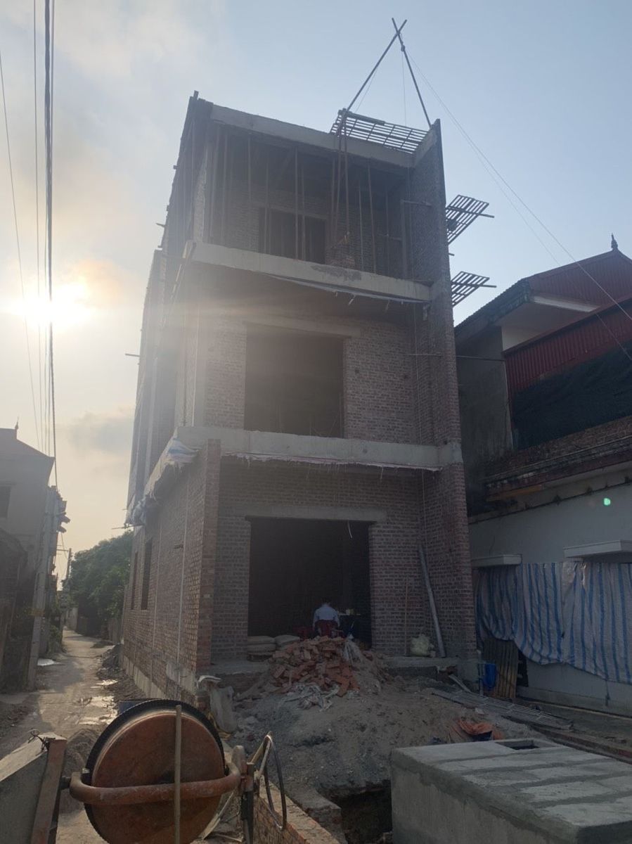 Công trình nhìn từ ngõ, sẵn sàng chuyển sang hoàn thiện Nhà phố anh Phan Anh phần thô nhìn từ ngõ
